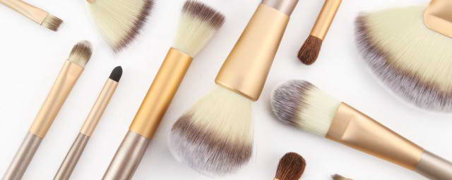 贵港港—南沙港内外贸集装箱同船运输业务启动